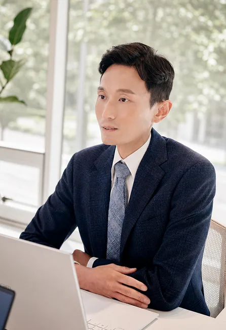 법률사무소 오율 변호사가 의뢰인의 사건을 살피는 모습