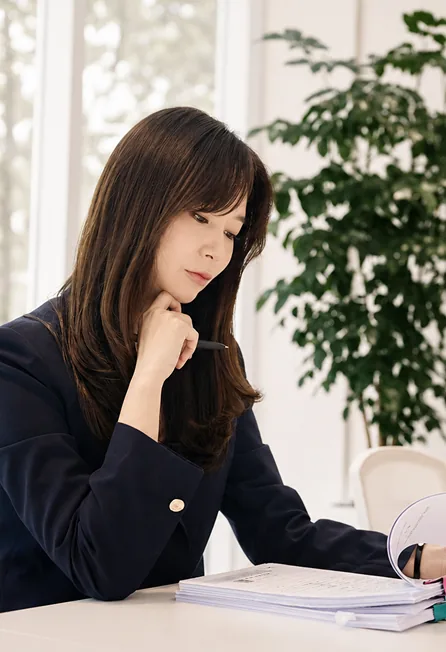 법률사무소 오율 변호사가 사건 기록을 검토하는 모습